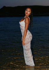 Weißes, figurbetontes Spitzenkleid